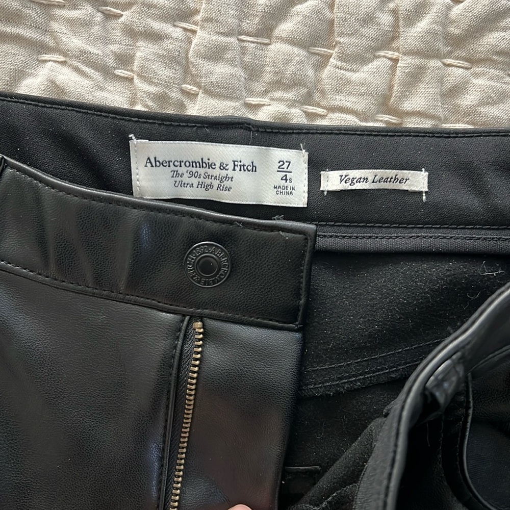 Abercrombie & Fitch the 90s straight ultra high rise vegan leather 🔥
